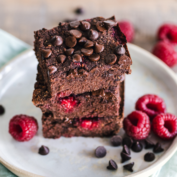 Imagem de um brownie com chocolate e framboesas frescas. Receitas de doces gourmet lucrativos.