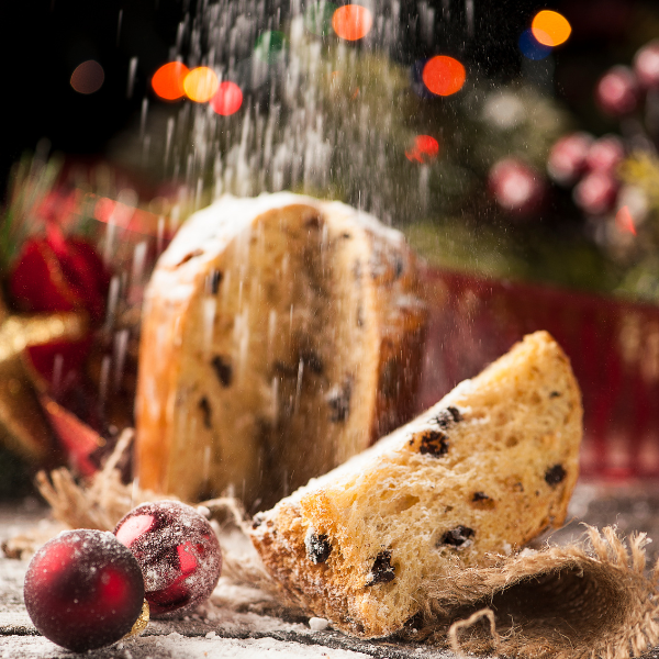 Imagem de um panetone com chuvas de açúcar. Receitas de doces de natal.