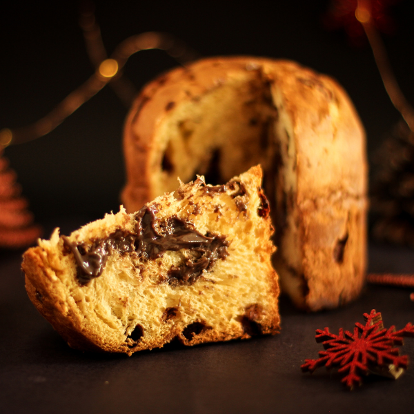 Imagem de um Chocotone com chocolate derretido. Receitas de doces de natal